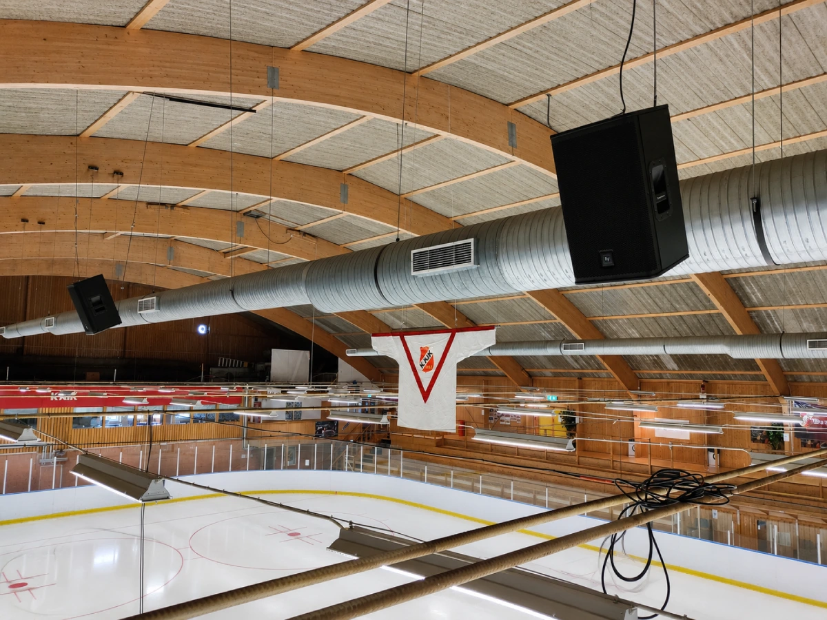 Modern ishall under hockeymatch med ljud och ljuseffekter